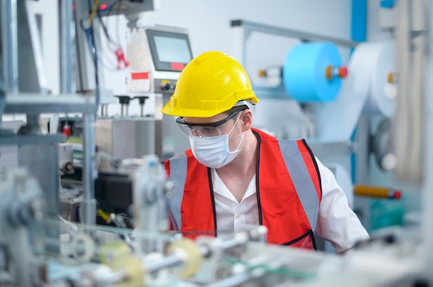 제조 공장에서 품질 관리(qc) 엔지니어 모니터링 및 점검 기계 시스템