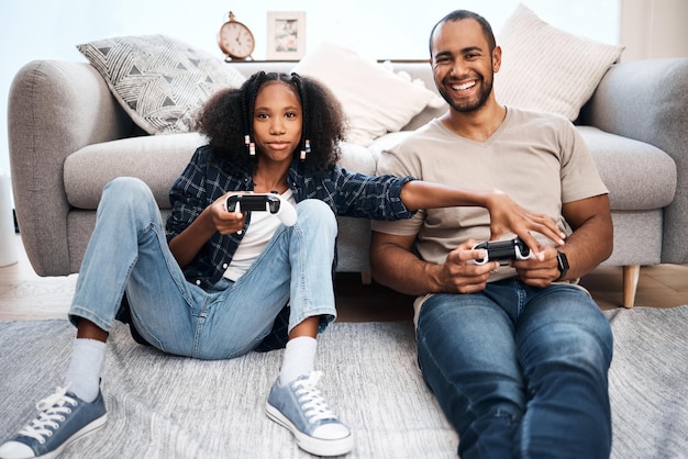 Quality time tilt een relatie naar een hoger niveau Shot van een jong meisje dat thuis videogames speelt met haar vader