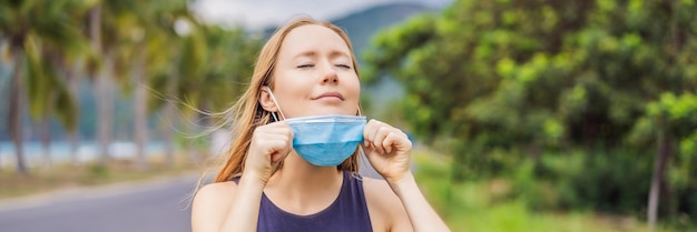 Quarantaine is voorbij concept vrouw doet masker buiten af we zijn veilig coronavirus beëindigd we hebben nee gewonnen