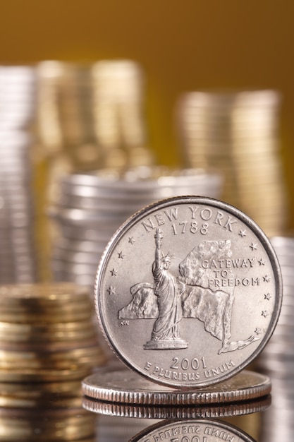 Photo quarter dollar on glass table