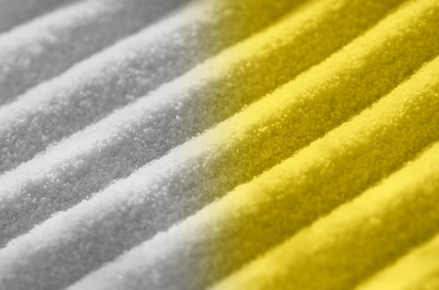 2021년 노란색과 회색의 트렌디한 색상으로 칠해진 석영 모래편안함과 스트레스 방지 개념