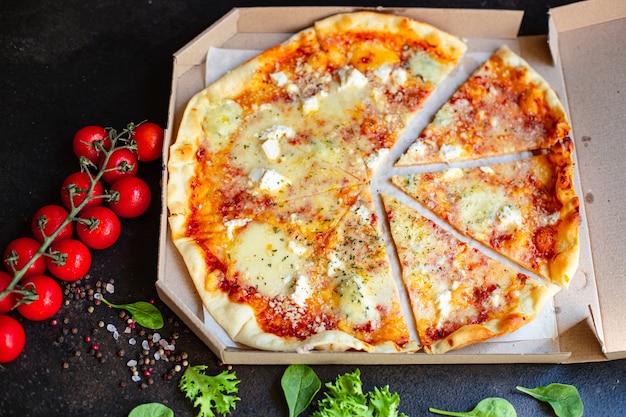 Quatro formaggi pizza met verschillende soorten kaas en basilicum