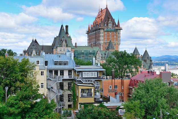 Panorama della città di quebec city con nuvole, cielo blu ed edifici storici.