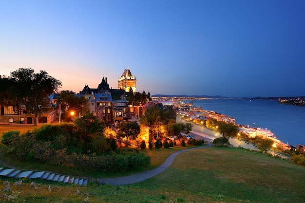 언덕에서 본 황혼의 샤토 프롱트낙(Chateau Frontenac)이 있는 퀘벡 시티 스카이라인