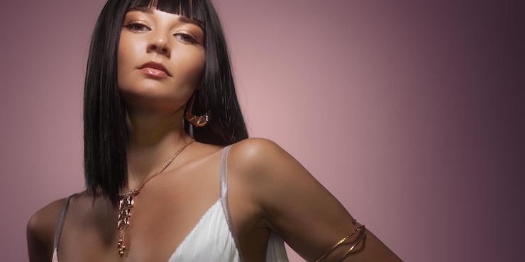 Photo queen cleopatra style beauty studio portrait of young fashion female model