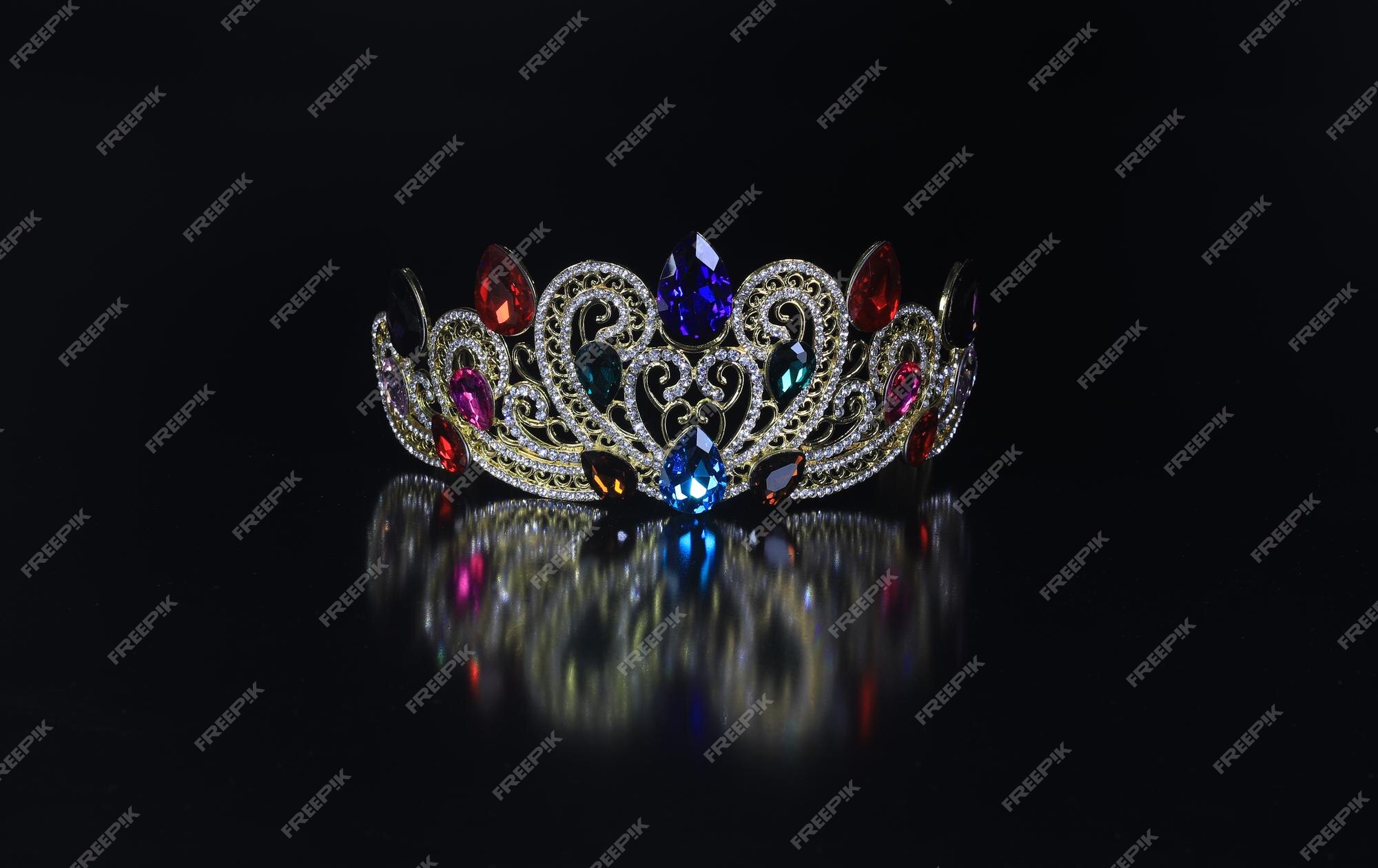 Hãy chiêm ngưỡng vương miện đen trên nền đen hoàn hảo cùng chúng tôi. Đây là món đồ trang sức tôn vinh sự quý phái của nữ hoàng bất kỳ. Được chế tác tỉ mỉ và đẹp mắt, chiếc vương miện này sẽ khiến bạn cảm thấy như là một vị hoàng hậu thực thụ.