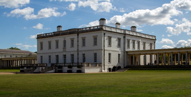 Photo queen's house is a former royal residence built between 1616 and 1635 in greenwich, a few miles down-river from the then city of london and now a london borough