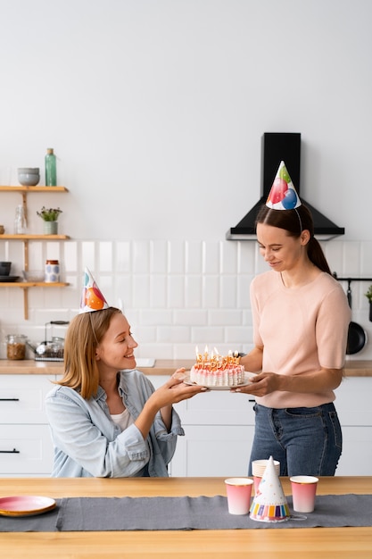 Foto coppia queer che festeggia il compleanno insieme