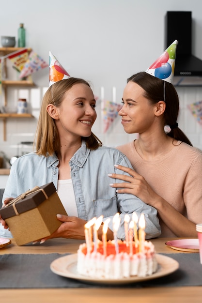 Photo queer couple celebrating birthday together