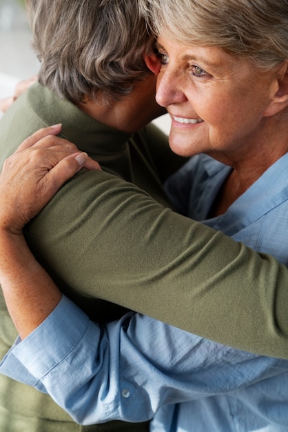 Photo queer eldery couple side view