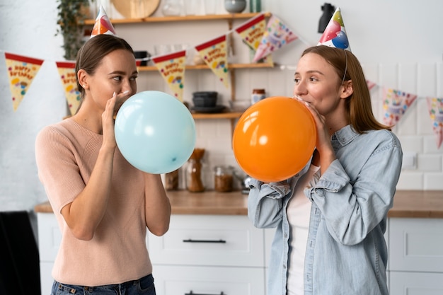 Foto queer koppel viert samen verjaardag