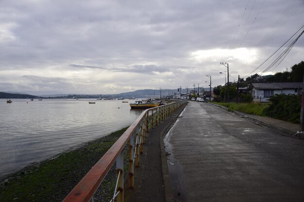 QUELLON CHILI Kleurrijke vissersboten in de kustplaats Quellon op het eiland Chiloe in Chili