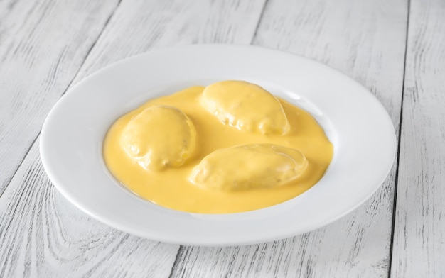 Quenelle geroomde vismix met Hollandaise saus