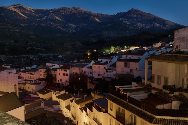 Foto quesada's nachts prachtige middeleeuwse en historische stad in de provincie jaen in andalusië spanje toerisme en reizen