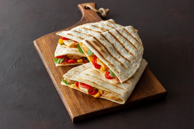 Quesadilla met kip, tomaten, mais, kaas en chili. mexicaans eten. fast food.