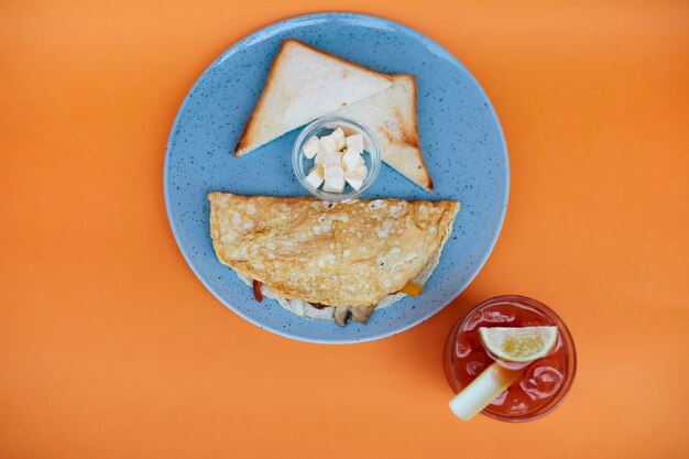 Quesadilla's en broodtoosts op een blauw bord op een oranje achtergrond. Nationaal Mexicaans eten.