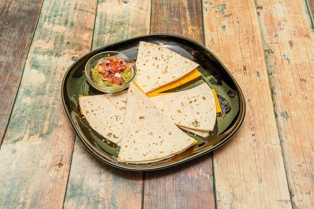 Foto quesadilla's met ham en cheddar met guacamole en pico de gallo