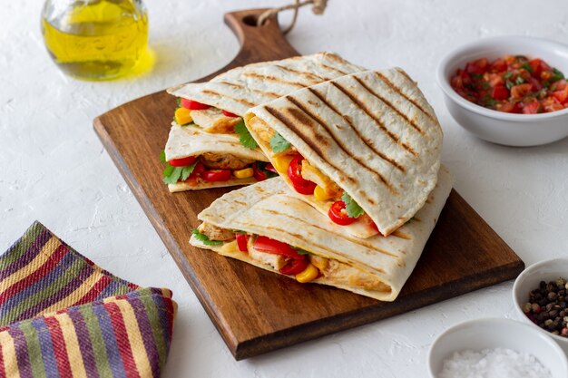 Quesadilla con pollo, pomodori, mais, formaggio e peperoncino. cibo messicano. fast food.