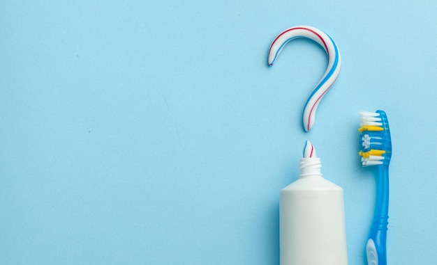 Photo question mark from toothpaste the concept of choosing good toothpaste for teeth whitening