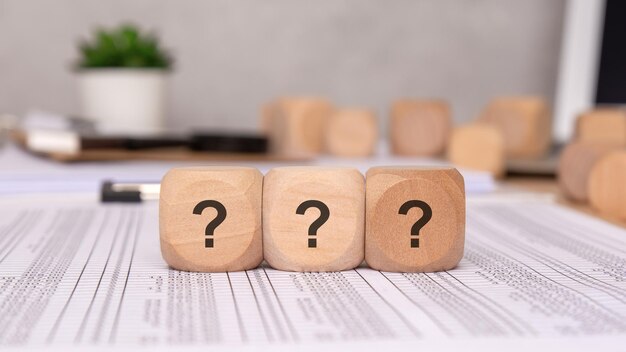様々な文脈における探求と好奇心を表す木製のブロックの質問符
