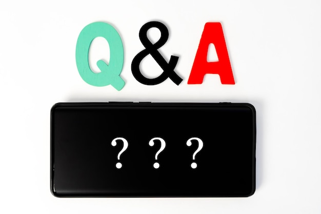 사진 질문과 답변 qa 세션 개념은 손으로 현대 태블릿 또는 스마트폰을 들고 있습니다.