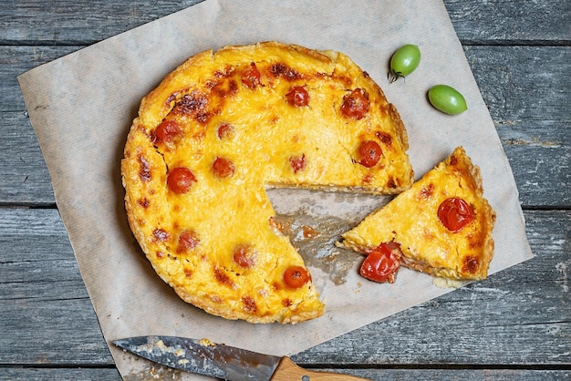 Quiche lauren kaas groentetaart met kip op een houten tafel