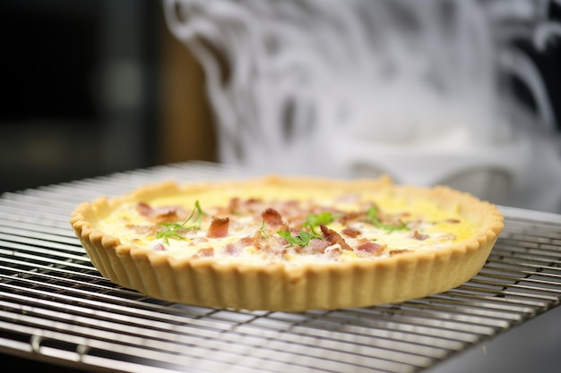 Quiche Lorraine op een koelrek met opstijgende stoom