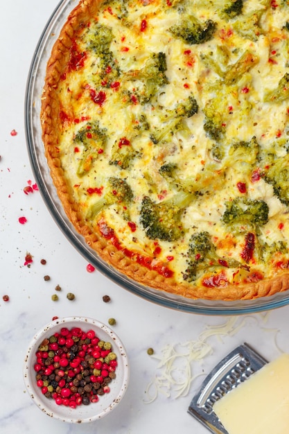 Quiche lorena con pollo e broccoli