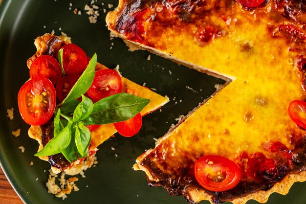 Foto quiche met kaas en kersen en tomaten