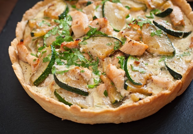 Quiche met kip en courgette met kruiden