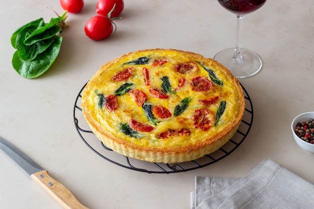 Quiche of taart met tomaten, spinazie en kaas. Gezond eten. Vegetarisch eten. Franse keuken.