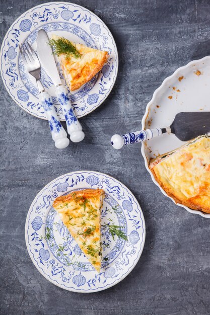 Quiche una torta aperta con salmone, spinaci e aneto.