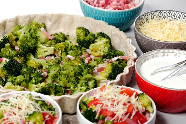 Foto quiche con broccoli, formaggio e pomodori