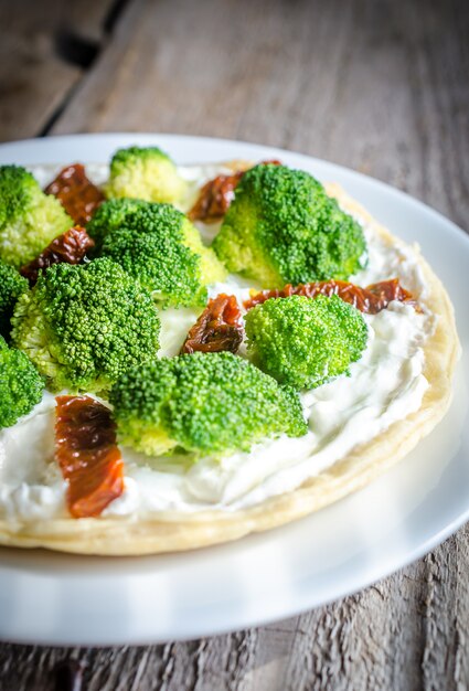 Quiche with broccoli and sun dried tomatoes