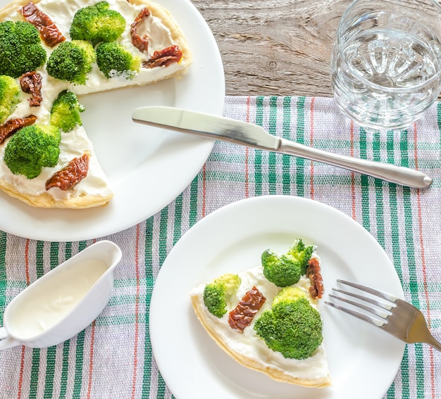 Photo quiche with broccoli and sun dried tomatoes