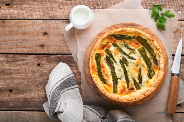 Quiche Zelfgemaakte aspergetaart of quiche met kaas en spinazie op oude houten tafelachtergrond Asperges en kaastaart Franse Quiche Bovenaanzicht