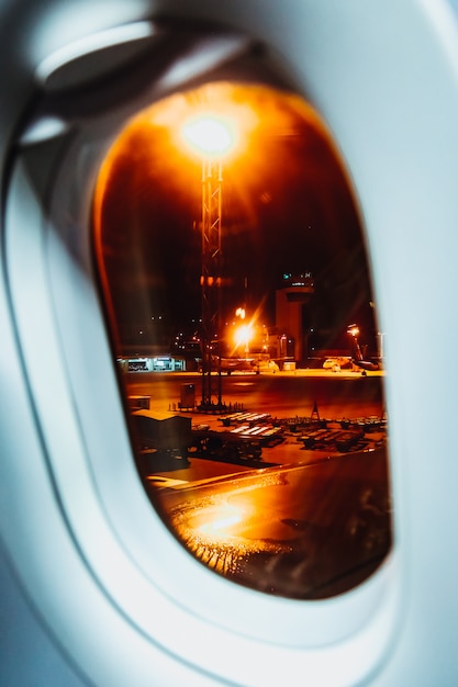 Foto un rapido sguardo dal posto vicino al finestrino attraverso un volo notturno