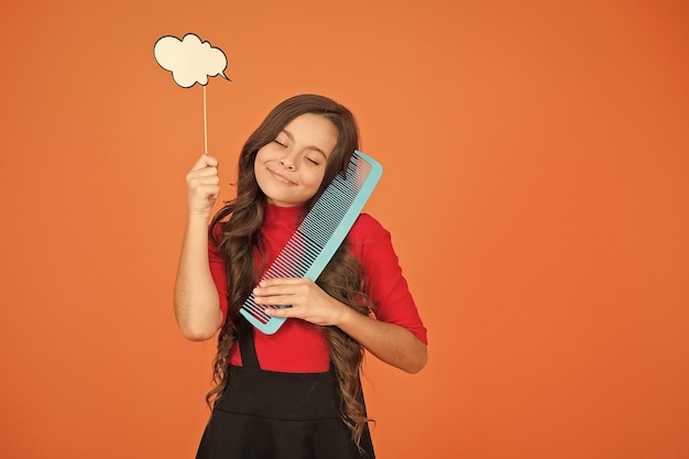 Suggerimenti rapidi per ricci sani, bellezza e moda, pensa a una nuova acconciatura studentessa tieni un grande pettine, cura e spazzola i capelli piccola ragazza capelli lunghi bambino con capelli ricci parrucchiere per bambini