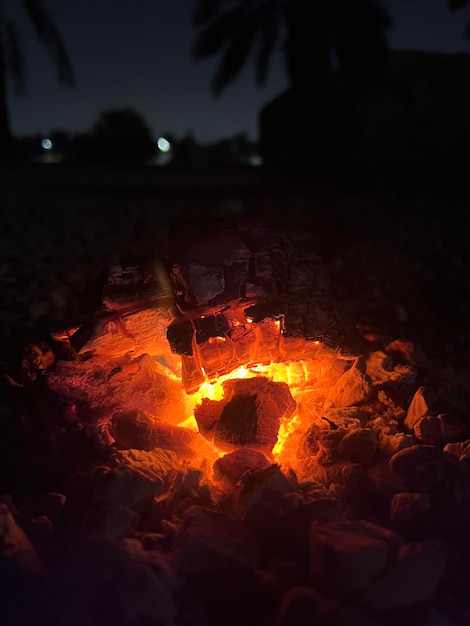 Foto notte tranquilla con scena di fuoco nel deserto