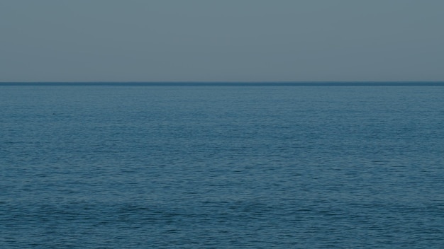 静かな海景青い雲のない空の暖かい晴れた日に海や海の波を落ち着かせる