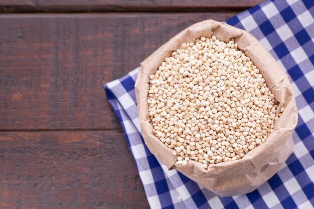 Fagioli di quinoa in una ciotola sul tavolo