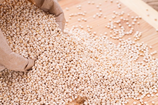 Fagioli di quinoa in una ciotola su fondo di legno