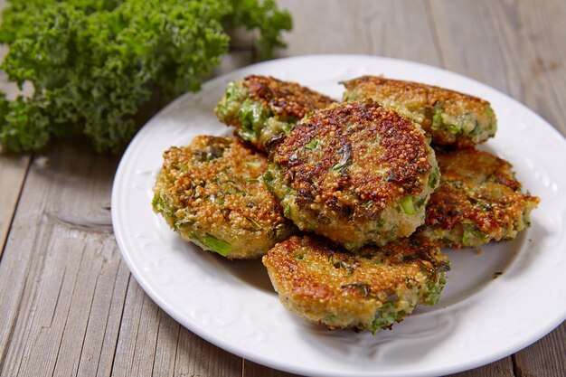 Quinoa beignets met boerenkool en cheddarkaas