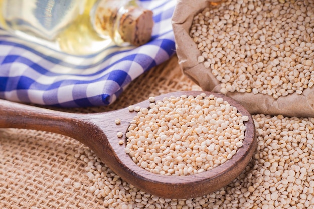 Quinoa bonen in kom op houten achtergrond