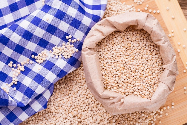 Quinoa bonen in kom op houten achtergrond