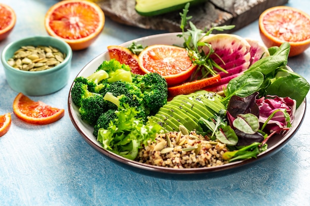 Quinoa bowl-salade met fruit en groente. Detailopname