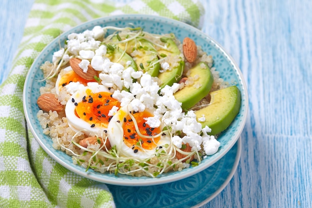 Foto ciotola di quinoa con uova e avocado per una sana colazione