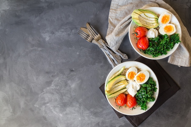 Foto quinoa buddha bowls met gebakken tomaten avocado boerenkool gekookte eieren en griekse yoghurt