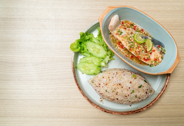Quinoa gebakken rijst met gestoomde zalm in limoen-chilidressing - healthy food style