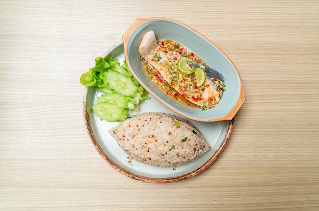 Quinoa gebakken rijst met gestoomde zalm in limoen-chilidressing - healthy food style